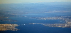 El Bay Bridge con Yerba Buena en el centro.